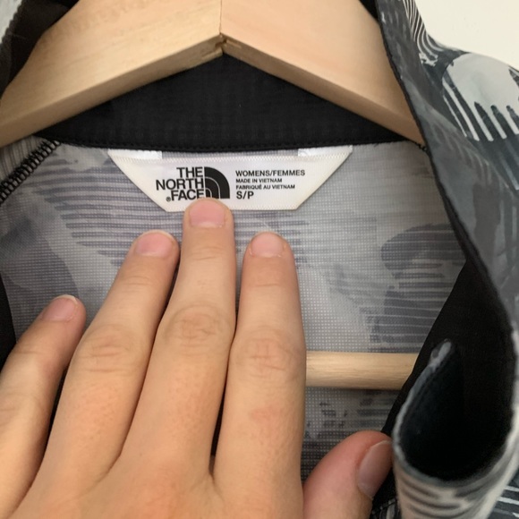 The North Face Light Flowy Windbreaker - Picture 3 of 3